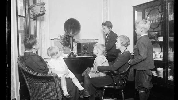18 Fascinating Vintage Photos of How People Relaxed Before the Internet