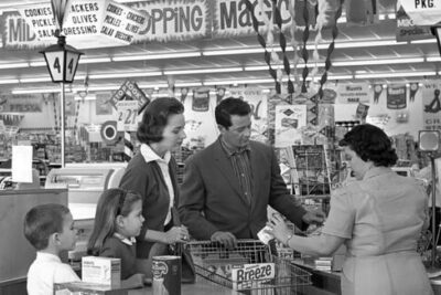 21 Vintage Photos of Supermarkets in the 1950s