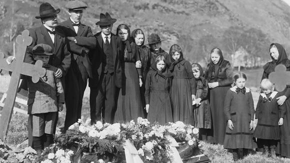 20 Macabre Victorian Mourning Customs That Are Deeply Strange To UsToday