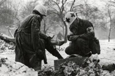 20 Vintage Images Of Combat Medics From The Past (1940s-1990s)
