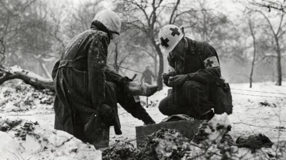 20 Vintage Images Of Combat Medics From The Past (1940s-1990s)